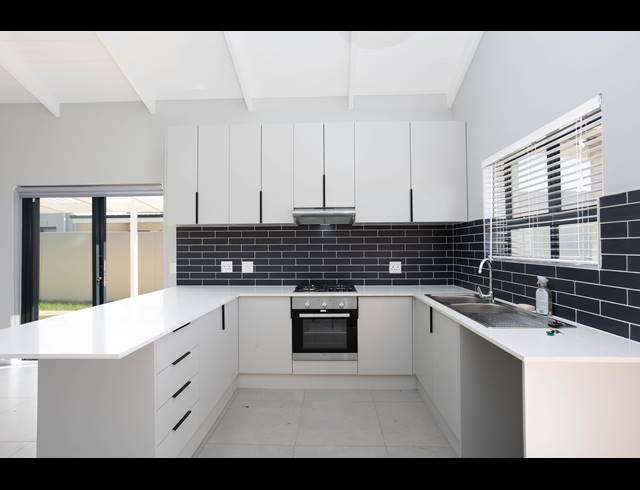 2 BEDROOM FREESTANDING TO LET IN CAPRI